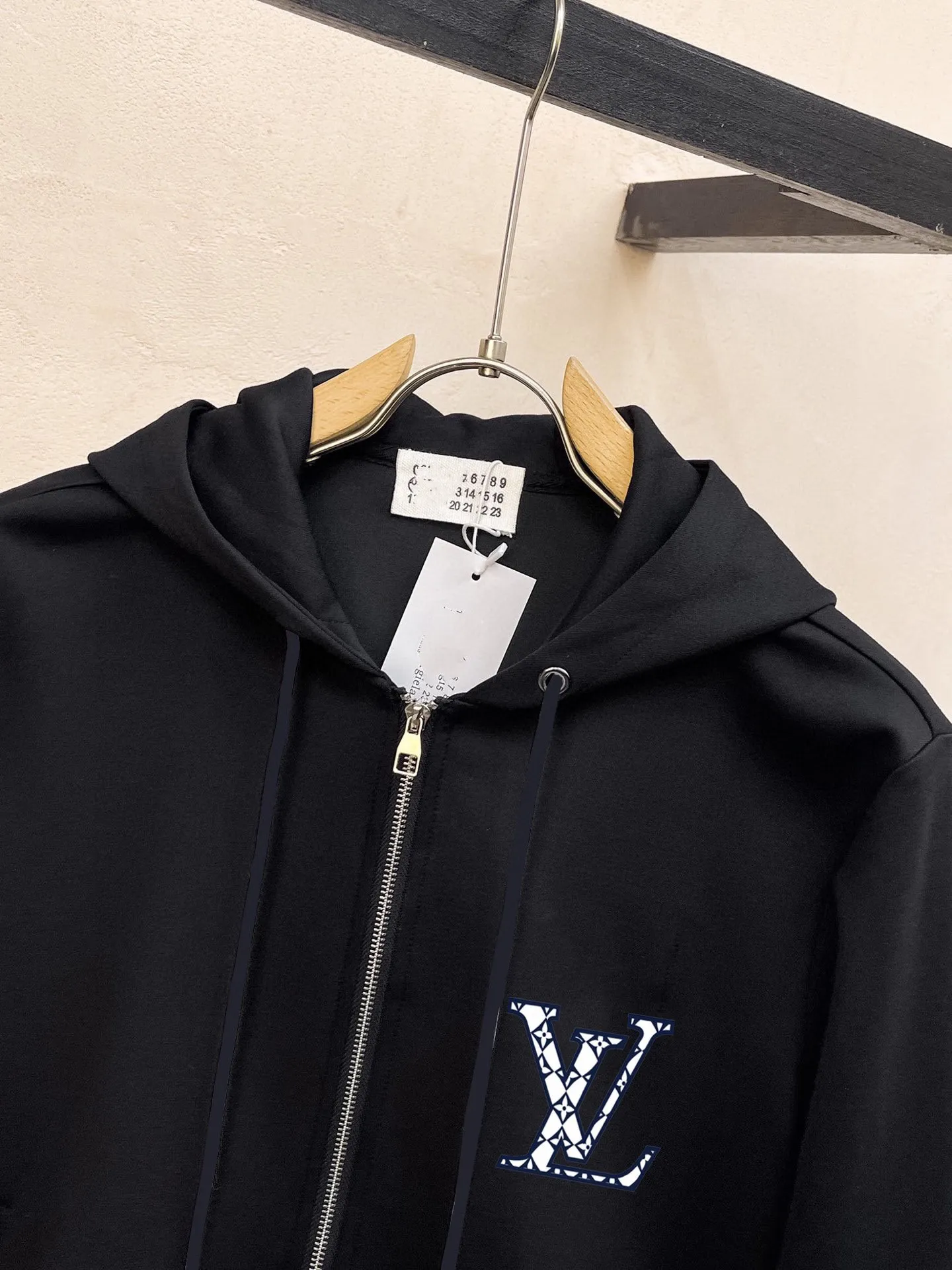 🅿️460 brand [LV Louis Vuitton] (velvet and thickened) 2025 autumn and winter new products, celebrities’ favorite fashion-flavored casual suits, clean and neat tailoring, full of urban style. Made of high-quality customized fabrics, the inner warmth is excellent, the hand feels soft and dry, and the upper body effect is crisp and stylish. The three-dimensional cutting process and the pattern are all of high standards, and the silhouette version has the right benefits! It is not tight at all, and you feel good when you wear it. So many top-quality raw materials create high-end products with unparalleled value. It is the first choice for high-end fashion people. (Size: M-4XL can wear up to 200 pounds)